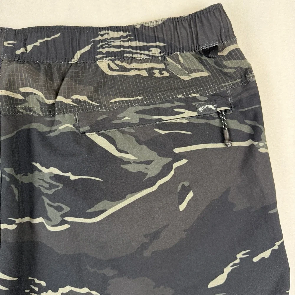 Billabong Adventure Division Gym Swim Shorts Hybrid Mens XL Abstract Camo